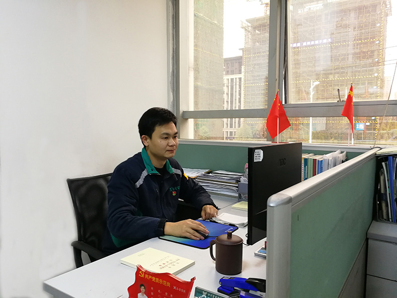 1608256701862076387.jpg 鑫電電纜-李準工作照1.jpg